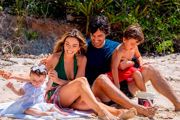 Patricia posa com os filhos e o marido