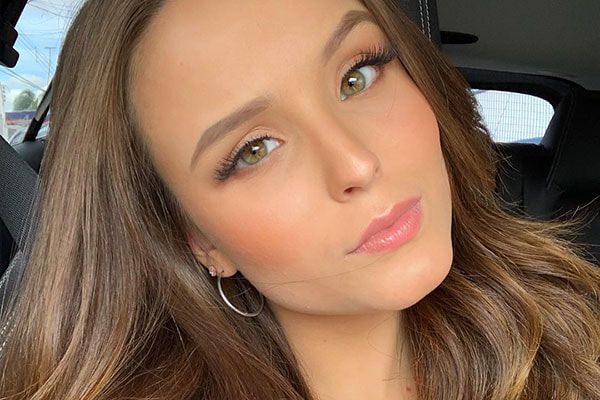 Larissa Manoela posta foto maquiada