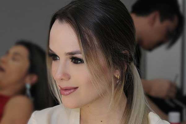 Thaeme é a sertaneja do momento e está grávida