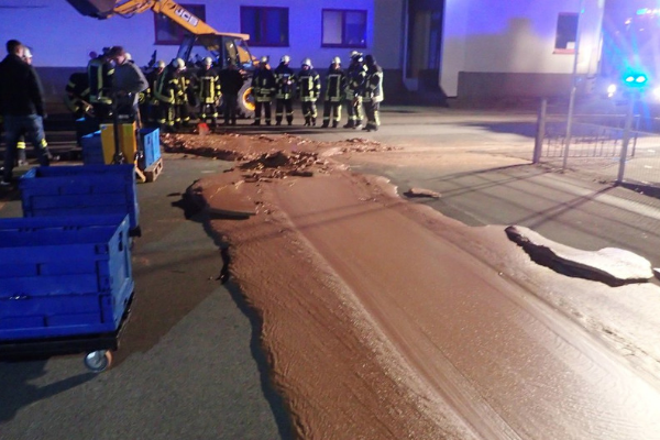 Chocolate vaza de fábrica e inunda a rua na Alemanha