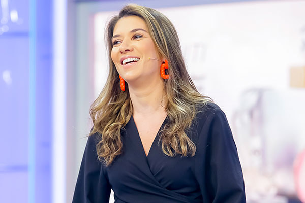 Rebeca Abravanel posa durante gravação do programa