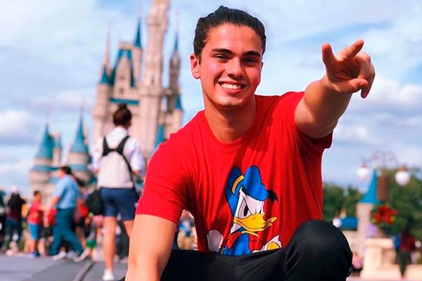 Matheus Lustosa posa na Disney