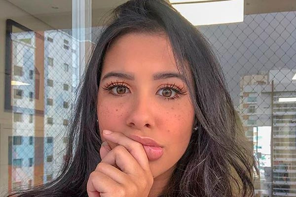 Cinthia Cruz posa de cabelos soltos e maquiada