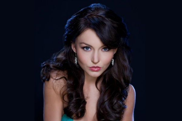 Angelique Boyer, a atriz que interpreta Teresa