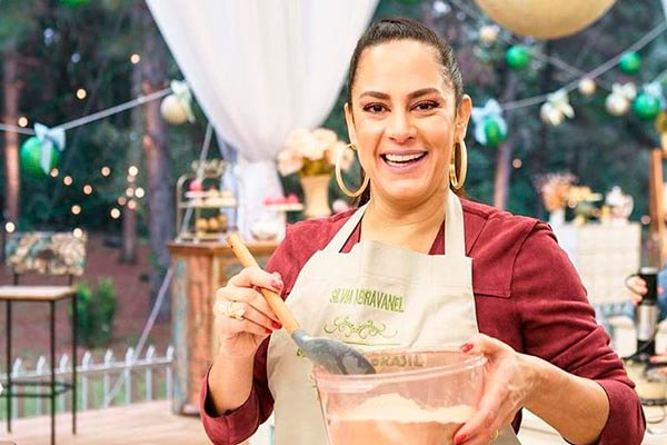 Silvia Abravanel posa durante gravação do Bake Off SBT