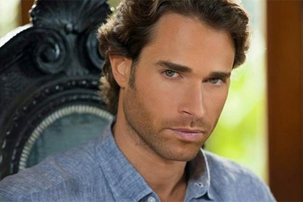 Sebastian Rulli é um ator mexicano casado com Angelique Boyer