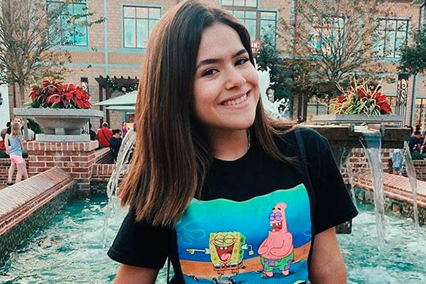 Maisa Silva posa sorridente em viagem