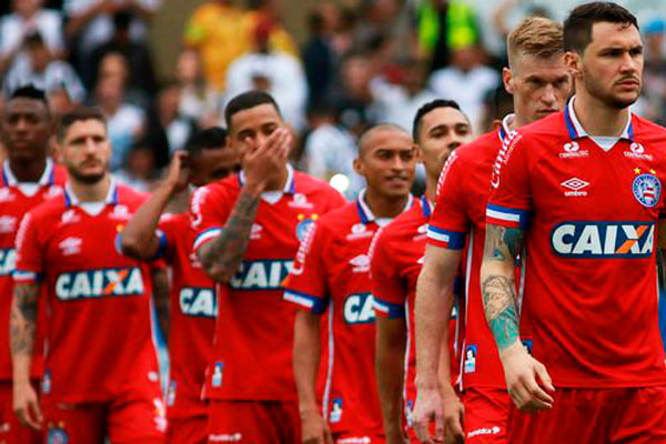 Time do Bahia enfileirado durante o hino nacional