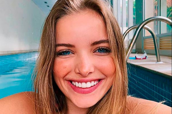 Giovanna Chaves posa na piscina