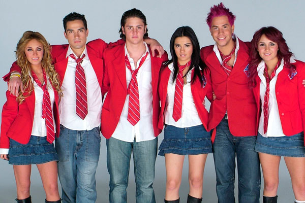 Os seis integrantes da banda RBD 