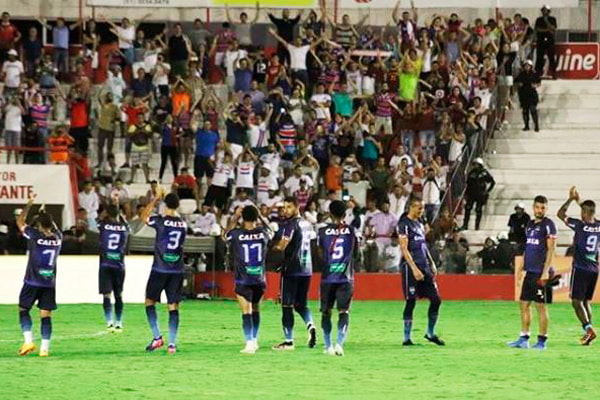 Jogadores do Fortaleza são aplaudidos pela torcida do time no estádio dos Aflitos