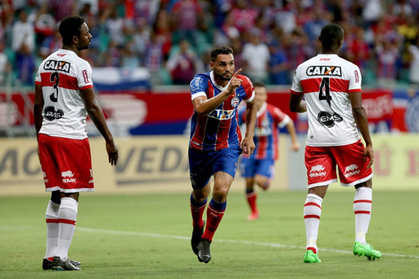 Gilberto comemora gol de empate marcado para o Bahia