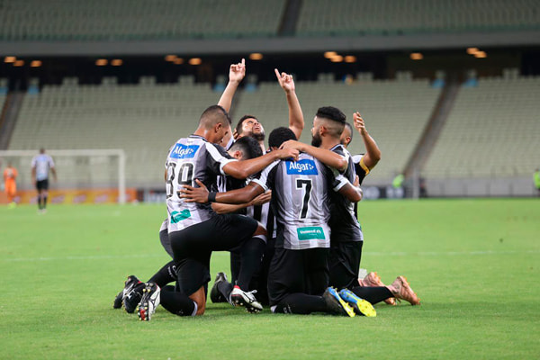 Jogadores do Ceará comemoram gol marcado diante do Sampaio Corrêa