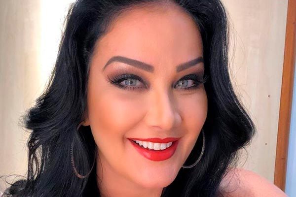 Helen Ganzarolli aparece sorridente e maquiada