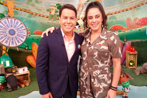 silvia abravanel ao lado de marcao do povo