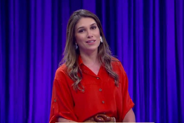 A apresentadora Rebeca Abravanel não se despede por motivo educado