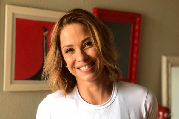 Neila Medeiros posa de cabelos soltas