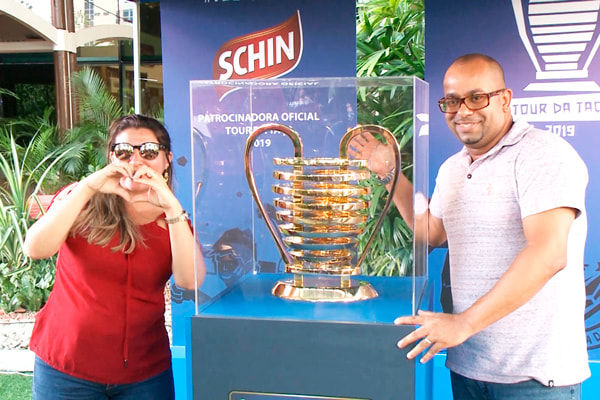 Torcedores tiram foto ao lado da taça da Copa do Nordeste