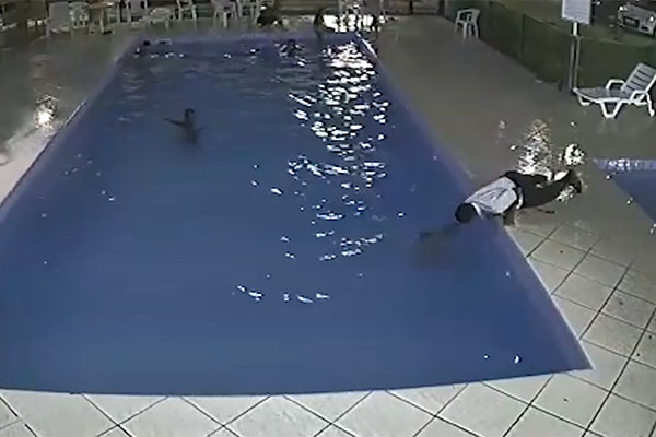 Criança quase se afoga em piscina de condomínio no Espirito Santo