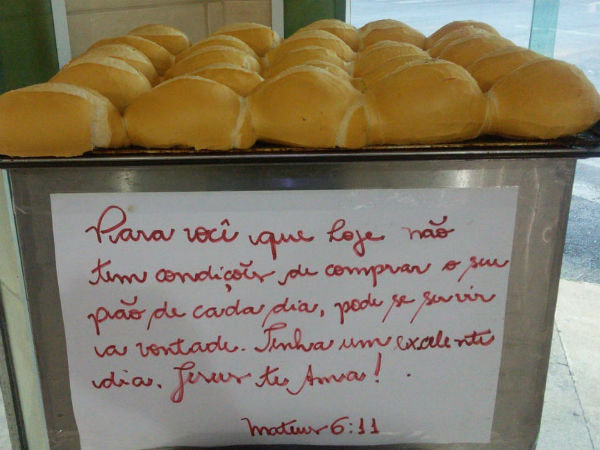 Padaria distribui pães para necessitados