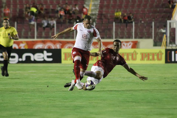 Wallace Pernambucano em arrancada para marcar o primeiro gol do Náutico