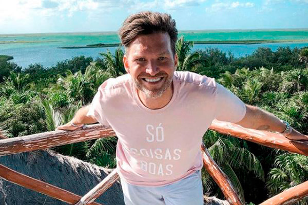 Carlos Bertolazzi posa em paisagem paradisíaca