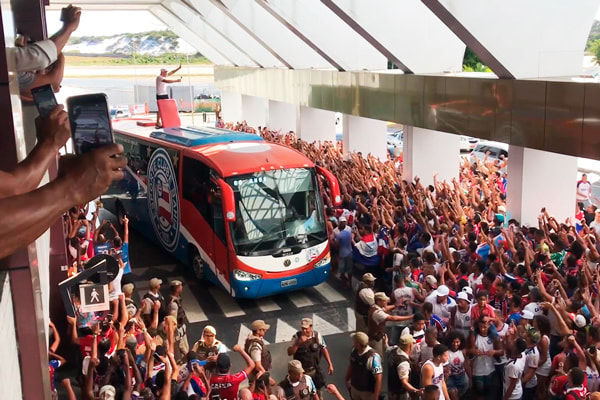 Fernandão sobe no teto do ônibus e torcedores do Bahia ficam em volta
