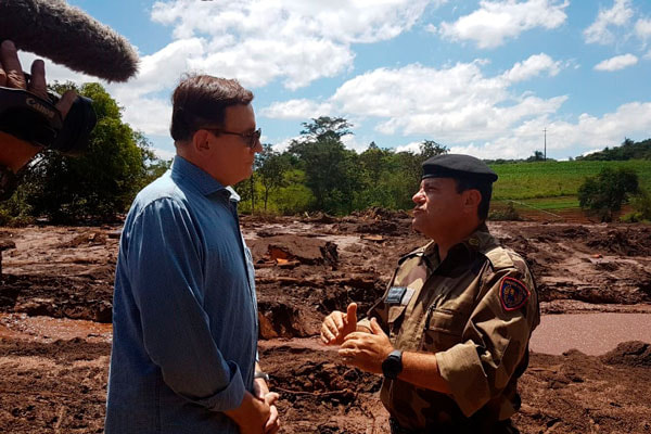 roberto cabrini em meio ao mar de lama em brumadinho, minas gerais