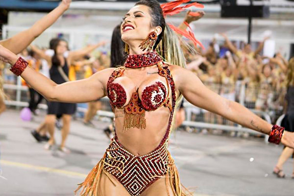 Thais Guerra é musa da Gaviões da Fiel