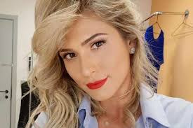 Lívia Andrade é apresentadora do SBT. Ela comanda o Fofocalizando