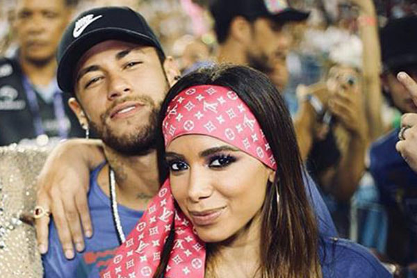 Anitta nega que teria beijado Neymar