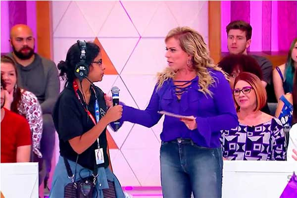 produtora do casos de familia conversando com christina rocha