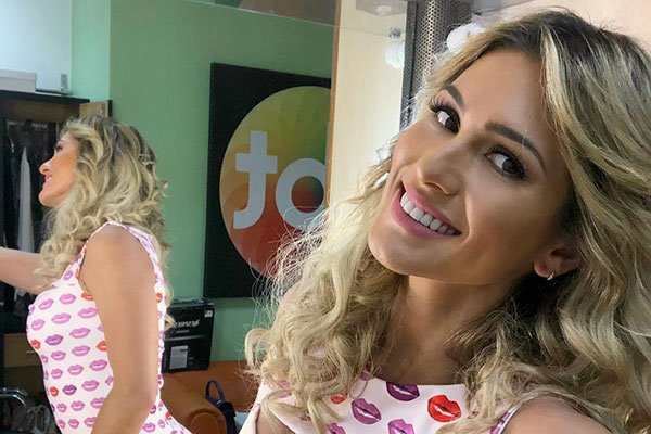 Lívia Andrade é uma beldade e apresenta o Fofocalizando