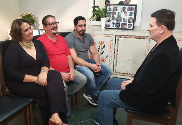 Pai, mãe e irmão de Victor Reder, jovem que cometeu suicídio, conversam com Roberto Cabrini