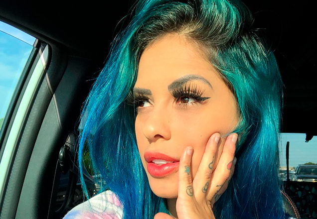 Tati Zaqui posa para uma selfie com roupa bem ousada