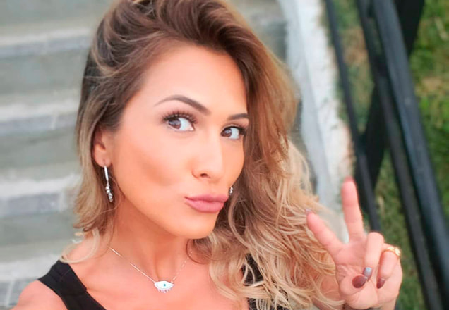 Lívia Andrade é uma beldade e apresenta o Fofocalizando