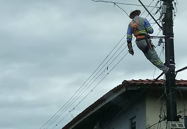 Homem que teve a luz cortada, tira a escada do técnico do poste e o deixa pendurado