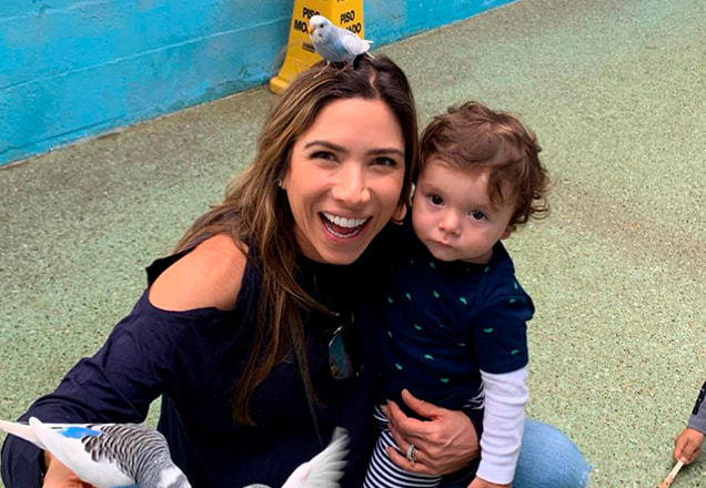 Patricia posa ao lado da filha
