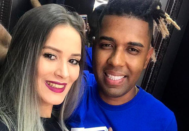 MC MM posa ao lado da então noiva