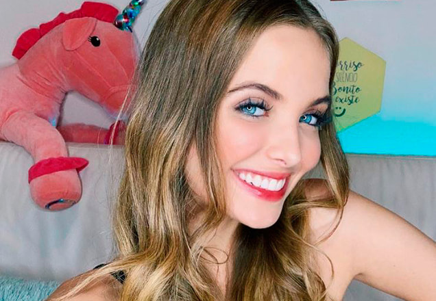 Giovanna Chaves posa sorridente em foto