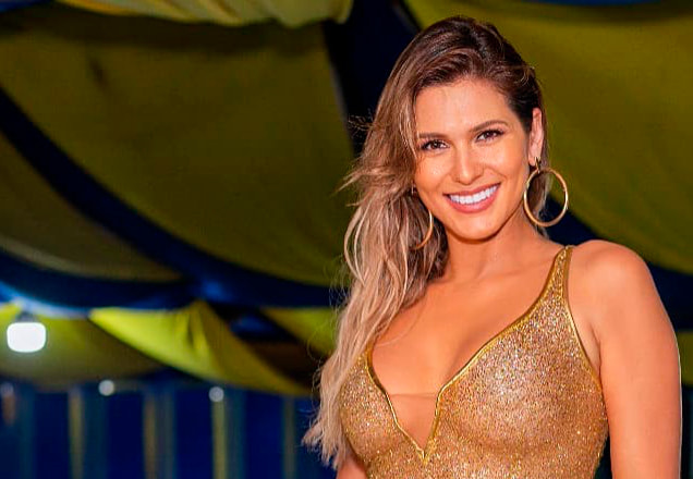 Lívia Andrade é uma beldade e apresenta o Fofocalizando. na foto ela está com um vestido transparente