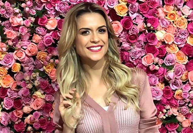 Beca Milano com flores no fundo
