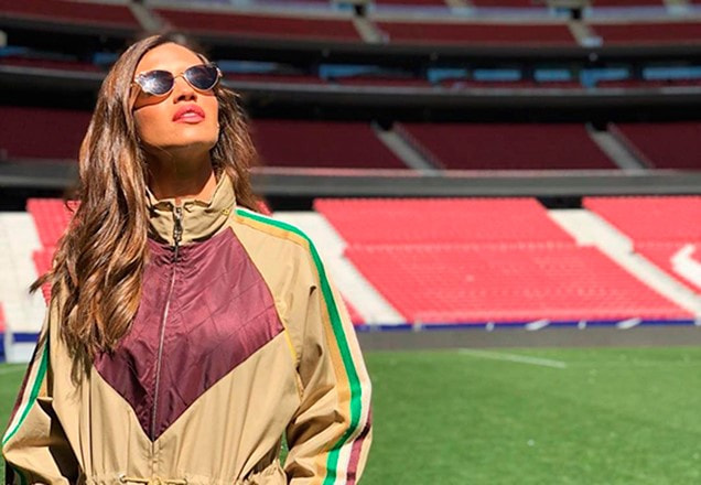 Sara Carbonero em um estádio de futebol olhando para cima