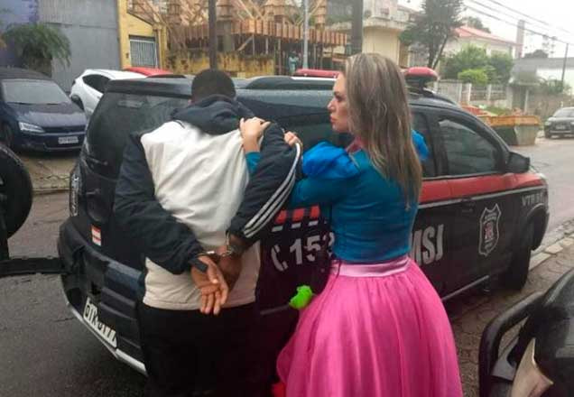 Guarda vestida de princesa prende homem em Santa Catarina