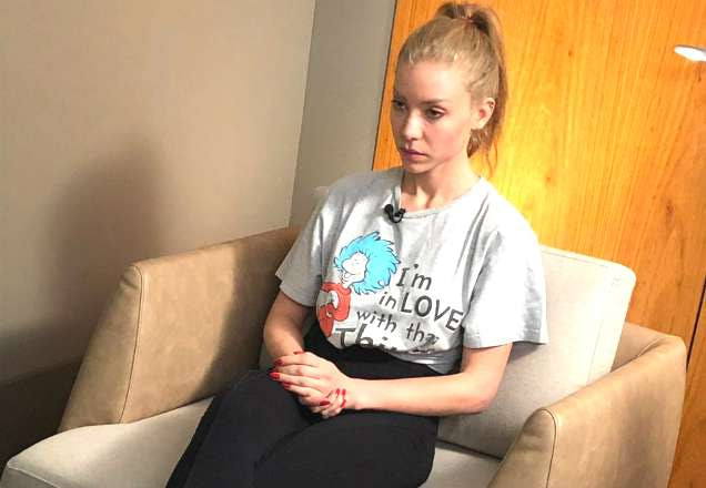Najila Trindande ouve atentamente pergunta de Roberto Cabrini durante entrevista