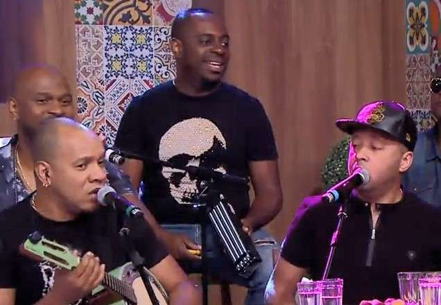 Grupo Molejo toca no Programa do Ratinho