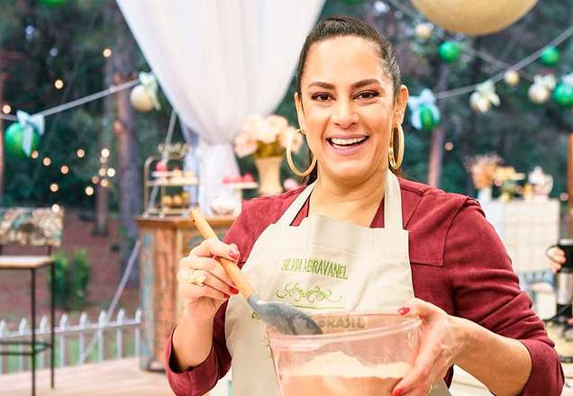 Silvia Abravanel aparece sorridente durante gravação do Bake Off