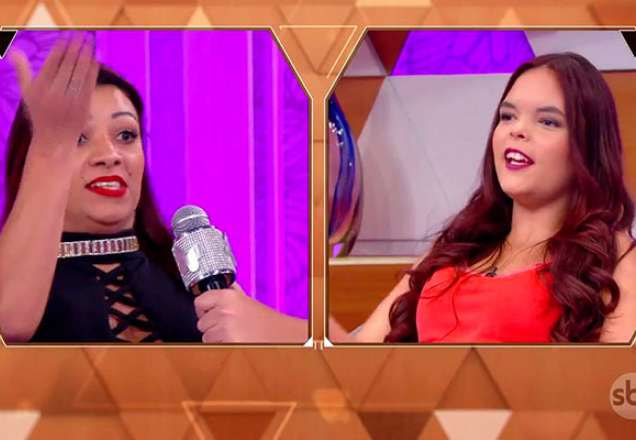 tela dividida com a mulher da plateia e a participante, ambas nervosas