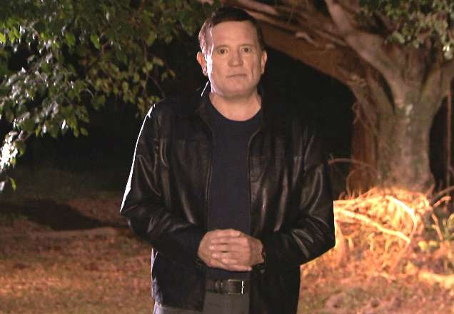 Em uma floresta no Paraná, à noite, Roberto Cabrini grava um trecho do Conexão Repórter