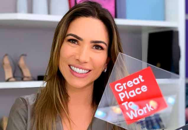 Patricia Abravanel com troféu Great Place To Work 2019